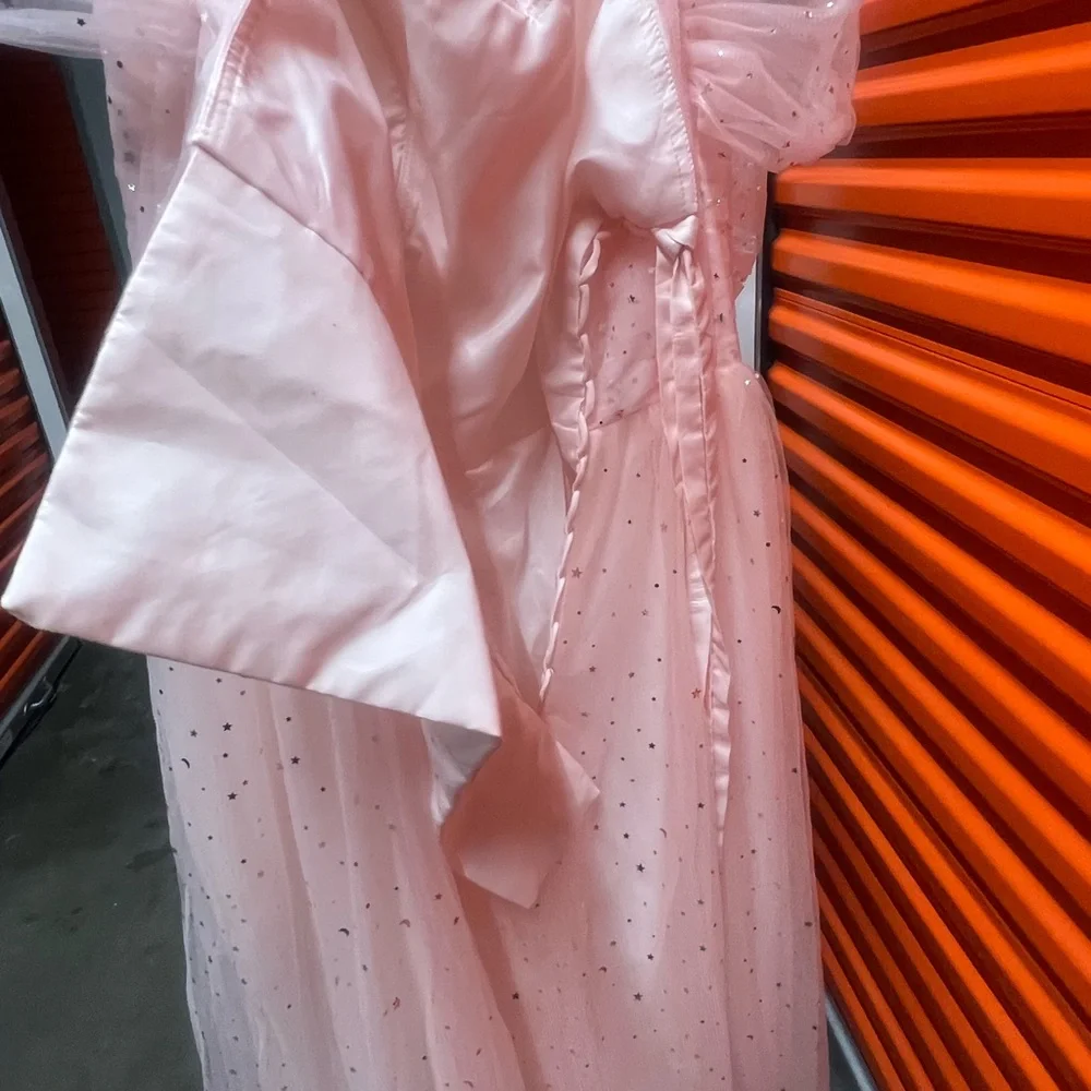 Elegant Pink Gown with Sparkling Details - Picture 6 of 11